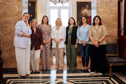 De izquierda a derecha: Carlota Corredera, moderadora del acto, Pilar Herreros, directora de Enfermería del Hospital Niño Jesús, Majo Giménez, fundadora de Mamás en Acción, Marimar Blanco, vicepresidenta segunda de la Mesa del Senado, Amparo Arona y María Ibáñez, madres de acogida, y Yanhira López, joven extutelada.