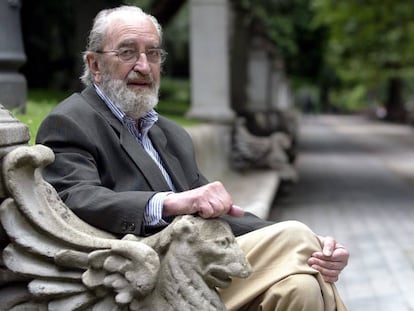 El poeta Ángel González en el Campo de San Francisco, en Oviedo.