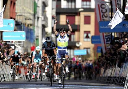 El corredor australiano Simon Gerrans celebra su victoria en la primera etapa de la Vuelta al País Vasco.