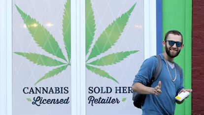 Un consumidor sale de una de las nuevas tiendas de marihuana en Canadá.