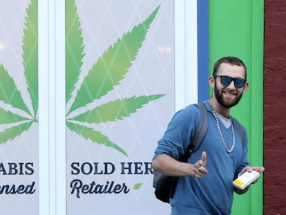 Un consumidor sale de una de las nuevas tiendas de marihuana en Canadá.