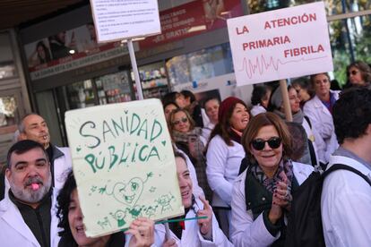 Varios manifestantes exigen la mejora de la Atención Primaria en la Sanidad Pública, frente a la Asamblea de Madrid.