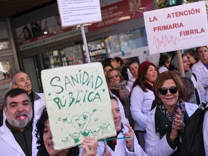 Varios manifestantes exigen la mejora de la Atención Primaria en la Sanidad Pública, frente a la Asamblea de Madrid.