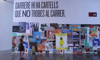 Cartells de carrer que s'exposen al Dhub.