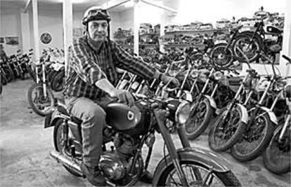 Jesús Colmenero, en su casa, donde almacena la colección de motos Ossa.