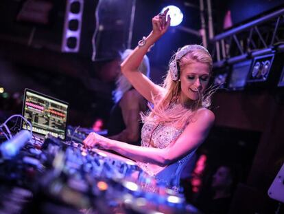 Paris Hilton pinchando en la fiesta 'Foam and Diamonds' de Ibiza.