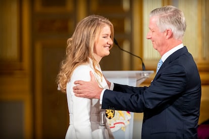 Isabel de Bélgica y su padre, el rey Felipe, en la ceremonia por el 18º cumpleaños de la heredera, en el palacio real de Bruselas el 25 de octubre de 2019.