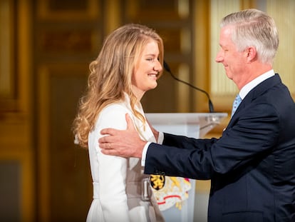 Isabel de Bélgica y su padre, el rey Felipe, en la ceremonia por el 18º cumpleaños de la heredera, en el palacio real de Bruselas el 25 de octubre de 2019.