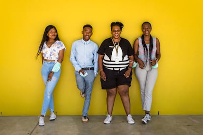 De izquierda a derecha,  Nihlali Nolokwe, Zipho Sithandathu, Phumeza Runeyi y Sisanda Khuzami posando en Khayelitsa. Los tres jóvenes colaboran con MSF como asesores sobre salud sexual en los colegios e institutos de su barrio. Runeyi ha sido la mentora de los tres y mantienen un estrecho contacto.