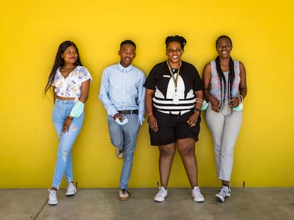 De izquierda a derecha,  Nihlali Nolokwe, Zipho Sithandathu, Phumeza Runeyi y Sisanda Khuzami posando en Khayelitsa. Los tres jóvenes colaboran con MSF como asesores sobre salud sexual en los colegios e institutos de su barrio. Runeyi ha sido la mentora de los tres y mantienen un estrecho contacto.