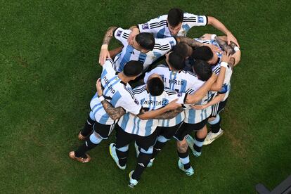 El delantero argentino Lionel Messi celebra con sus compañeros después de marcar el primer gol de su equipo durante el partido de fútbol del Grupo C de la Copa Mundial de Qatar 2022 entre Argentina y Arabia Saudi en el Estadio Lusail en Lusail, al norte de Doha.