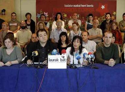 Pernando Barrena, segundo por la izquierda, ayer en la presentación de la agrupación electoral Nafarroako Abertzale Socialistak.