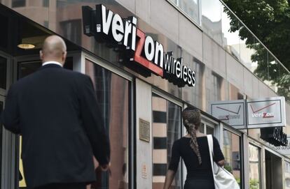 Logotipo de Verizon en una tienda de la compañía.