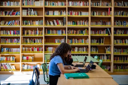 Dos estudiantes en la biblioteca de un instituto en Vallès Oriental (Barcelona), en 2023.