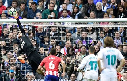 El portero del Atlétio, Oblak, salva una ocasión de gol.