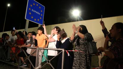 Momento de la apertura de la frontera de El Tarajal en Ceuta, esta noche.