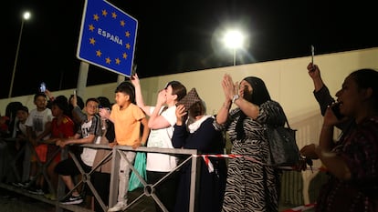 Momento de la apertura de la frontera de El Tarajal en Ceuta, esta noche.