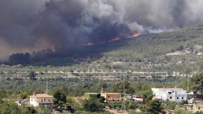 Una imagen de las montañas de Macastre ardiendo.