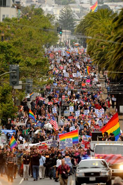 Cientos de personas celebran en las calles de San Francisco la decisión del juez Walker de declarar ilegal la proposición que fue aprobada hace dos años e ilegalizó el matrimonio homosexual en California.