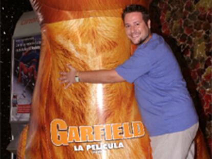 El humorista Carlos Latre abraza a un muñeco de <i>Garfield.</i>