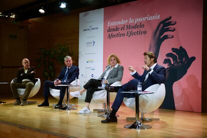 Ramón Frexe, director de relaciones institucionales de Janssen, a la derecha, en la presentación del libro ‘Entender la psoriasis desde el Modelo Afectivo Efectivo’ junto a los ponentes, de izquierda a derecha, Boi Ruiz, de Cátedras en Red, José Luis López, Jefe de Dermatología del Hospital Universitario Fundación Alcorcón, y Montse Ginés, vicepresidenta de Acción Psoriasis, el pasado lunes en La Casa Encendida (Madrid).