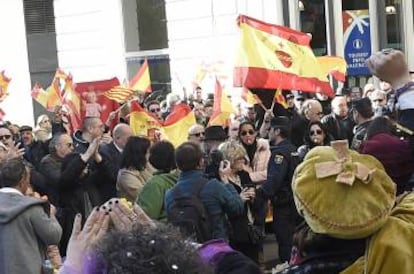 Protesta ultra al inicio del desfile.