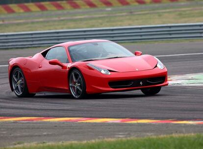 La línea del 458 es  obra de Pininfarina. El interior aplica el nuevo   diseño de Ferrari.