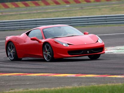 La línea del 458 es obra de Pininfarina. El interior aplica el nuevo diseño de Ferrari.
