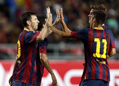 Lionel Messi (i) celebra con su compañero Neymar (dorsal 11) el segundo tanto del partido. Los de Martino han aplastado a la selección de Tailandia por 1-7. El partido se fue al descanso con 1-5 en el marcador. Messi y Neymar solo jugaron los primeros 45 minutos, en los que el brasileño inauguró el marcador con su primer tanto como azulgrana. 