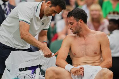 Pedro Martínez is treated by the physio.