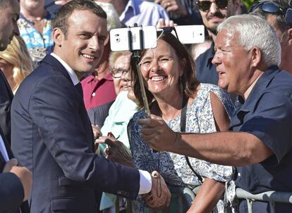 Emmanuel Macron posa para una foto antes de depositar su voto este domingo en Le Touquet.