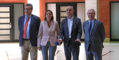 La ministra de Industria, Reyes Maroto, junto al consejero andaluz de Transformación Económica, Rogelio Velasco; el presidente de Abenewco 1, Juan Pablo López-Bravo (i) y el alcalde de Sevilla, Antonio Muñoz. 