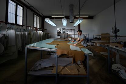 Proceso de corte de la piel en la fábrica de Sancal, en Yecla.