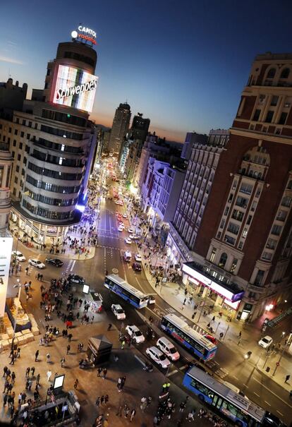 Vista nocturna de la Gran Vía.