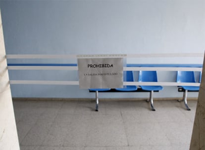Una zona aislada en el  Hospital Carlos III de Madrid para atender a posibles afectados.