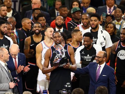 Kevin Durant, con el premio al MVP del All Star.