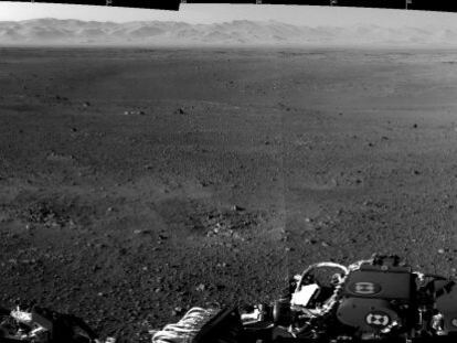 Imagen formada por dos fotograf&iacute;as del paisaje de Marte visto por el robot &#039;Curiosity&#039;.