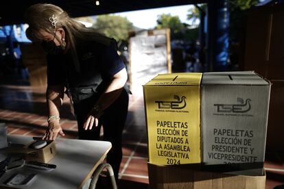 Una electora vota en el complejo educativo "Concha Viuda de Escalón" en San Salvador (El Salvador).