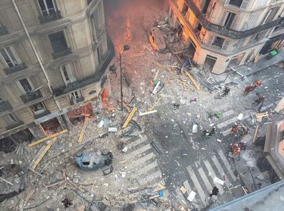 Una toma general muestra los destrozos producidos tras la explosión de una panadería en el centro de París (Francia), el 12 de enero de 2019. Según las autoridades, la causa probable del suceso fue una fuga de gas, que dejó un saldo de tres muertos y decenas de heridos. Laura Sanz Nombela, toledana de 38 años, fue confirmada entre las personas fallecidas de la fuerte explosión.