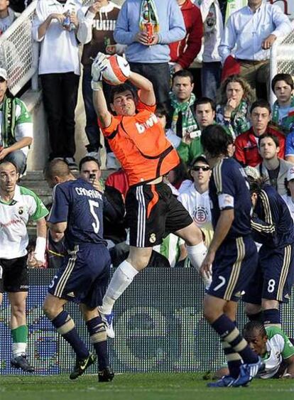 Iker Casillas bloca el balón en una acción del partido del pasado domingo ante el Racing.