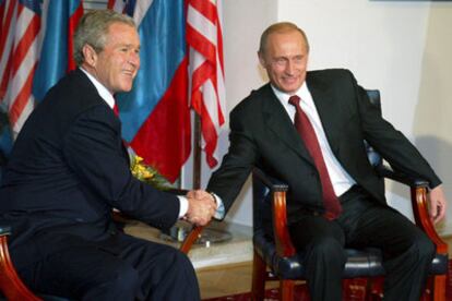 Bush, a la izquierda, saluda a Putin hoy en Bratislava.