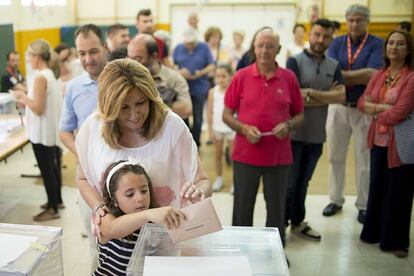 La presidenta de la Junta de Andalucía, Susana Díaz, ejerce su derecho al voto en Sevilla.