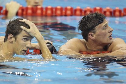 El nadador estadounidense Ryan Lochte (derecha) y su compatriota Michael Phelps tras ganar el oro y la plata respectivamente en la final de 200m estilo libre.