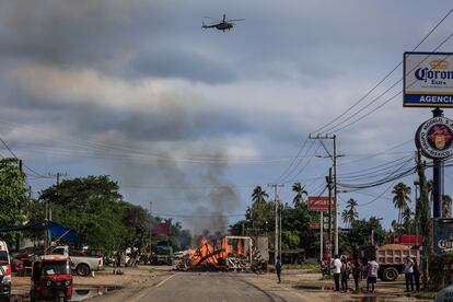 Un camión de carga calcinado al exterior de un balneario en la zona de conflicto.