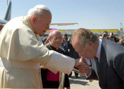 El Rey da la bienvenida a Juan Pablo II, este mediodía en Barajas.