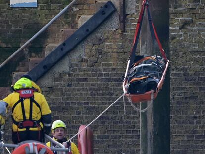 Un cadáver es transportado desde un barco de la Marina Real al Puerto de Dover, tras el naufragio de este miércoles.