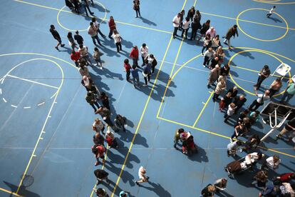 Cues per votar al pati de la Salle de Gràcia.