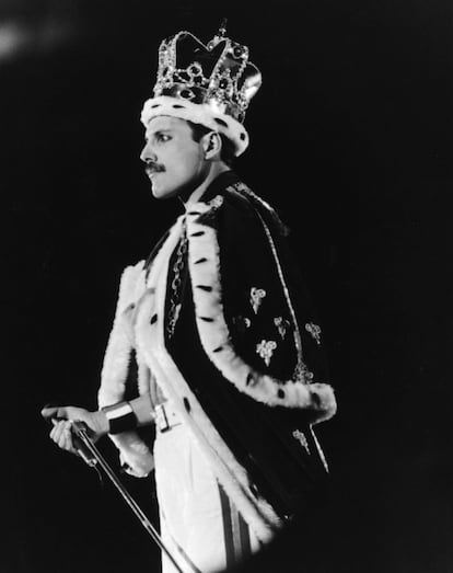 Freddie Mercury ataviado como un rey durante la actuación del grupo en el estadio Wembley en Londres, el 15 de julio de 1986. 
