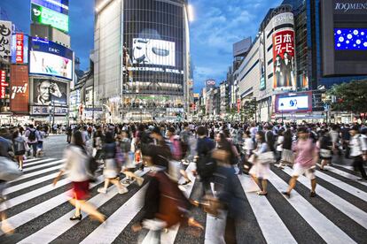 Es una de las imágenes típicas de Tokio: un cruce de peatones múltiple rodeado de neones y rascacielos. Pero Shibuya, donde confluyen seis calles y pueden llegar a cruzar más de mil personas a la vez en todas direcciones sin chocarse, es también un foco de cultura joven: chicas 'gyaru' se pasean por los grandes almacenes circundantes, donde se vende lo último de lo último de lo último.