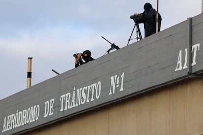 Agentes de la seguridad vigilan la Base Aérea de Figo Maduro, donde ha aterrizado el papa Francisco, el miércoles en Lisboa.